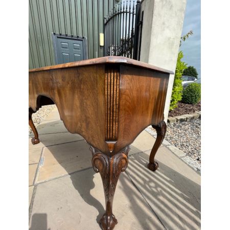 Antiker George I. Nussbaum Schreibtisch