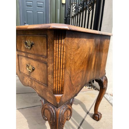 Antiker George I. Nussbaum Schreibtisch