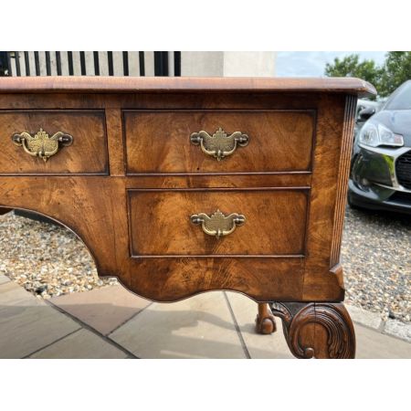 Antiker George I. Nussbaum Schreibtisch