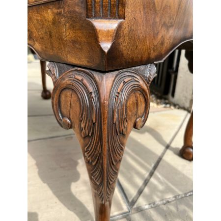 Antiker George I. Nussbaum Schreibtisch