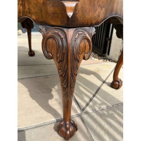 Antiker George I. Nussbaum Schreibtisch