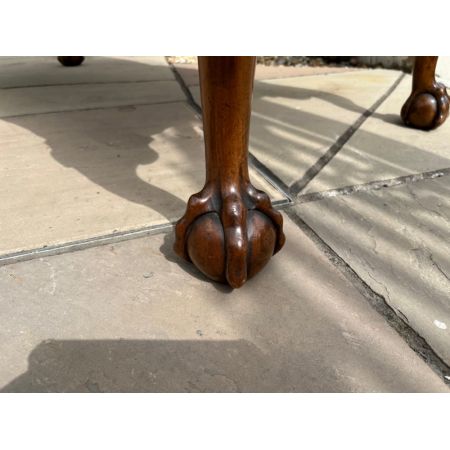 Antiker George I. Nussbaum Schreibtisch