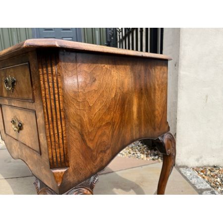 Antiker George I. Nussbaum Schreibtisch