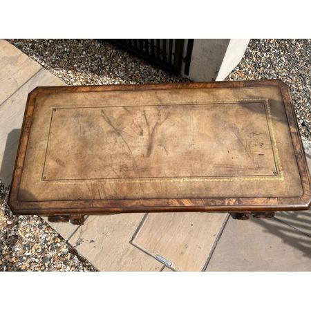 Antiker George I. Nussbaum Schreibtisch