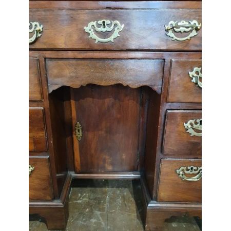 Antiker Knee-Hole Desk im George II. Stil