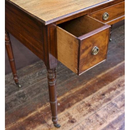 Schreibtisch aus Mahagoni im George I. Stil