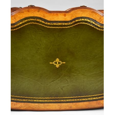 1920er Nussbaum Kidney Schreibtisch