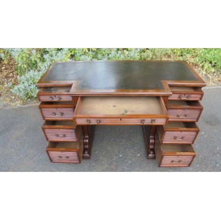 Antiker viktorianischer Mahagoni Pedestal Desk