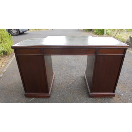 Antiker viktorianischer Mahagoni Pedestal Desk