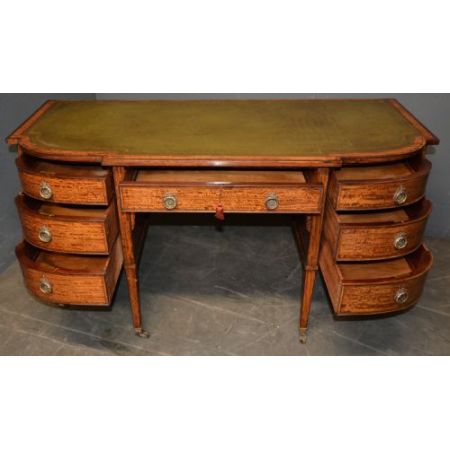 Großer Kneehole Desk aus Satinholz