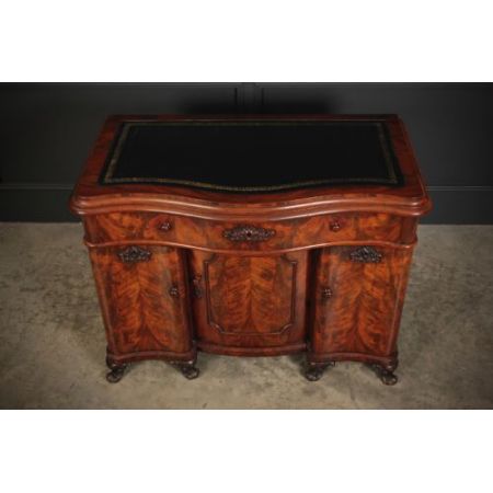 Serpentine Desk aus geflammten Mahagoni