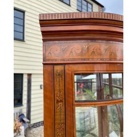Englische viktorianische Satinholz Vitrine mit Intarsien aus Massivholz