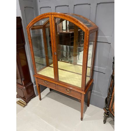 Antike englische edwardianische Kuppelvitrine aus massivem Satinholz