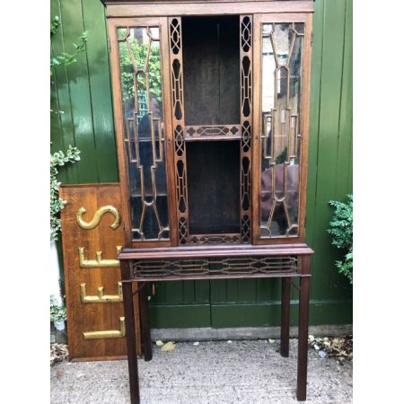 Antike englische Chippendale Revival Vitrine aus Mahagoni Massivholz