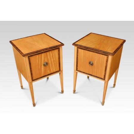 Ein Paar antiker englischer Nachttische aus massivem Satinholz