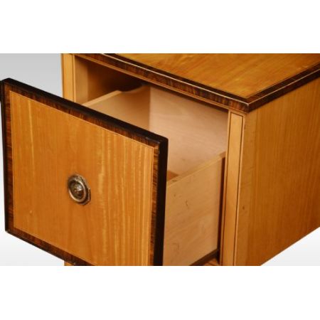 Ein Paar antiker englischer Nachttische aus massivem Satinholz