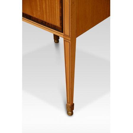 Ein Paar antiker englischer Nachttische aus massivem Satinholz