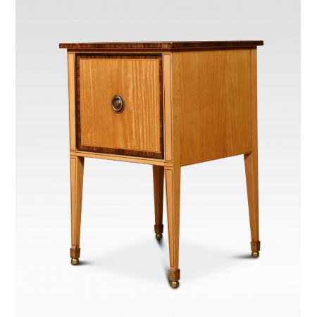 Ein Paar antiker englischer Nachttische aus massivem Satinholz