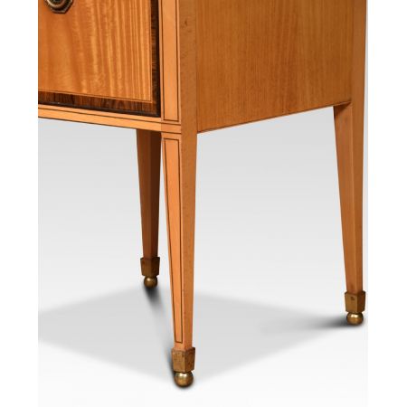 Ein Paar antiker englischer Nachttische aus massivem Satinholz