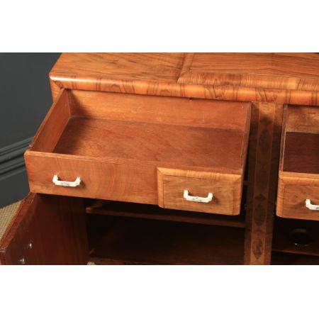 Antikes englisches Art Déco Sideboard aus massivem Nussbaum mit Intarsien