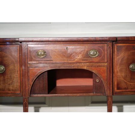 Englisches 18. Jahrhundert Sheraton Breakfront Sideboard aus Massivholz (ca. 1790)