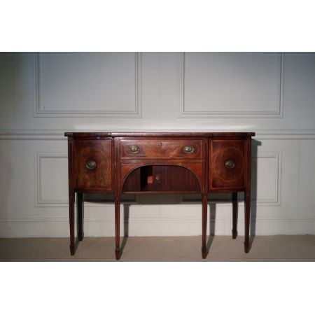 Englisches 18. Jahrhundert Sheraton Breakfront Sideboard aus Massivholz (ca. 1790)