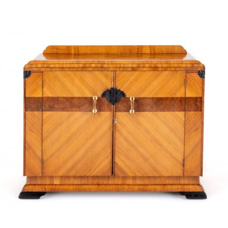 Englisches Art Déco Sideboard aus Nussbaum Massivholz