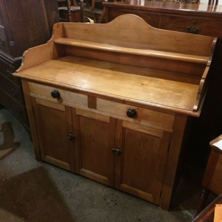 Englische viktorianische Kommode aus massivem Kiefernholz