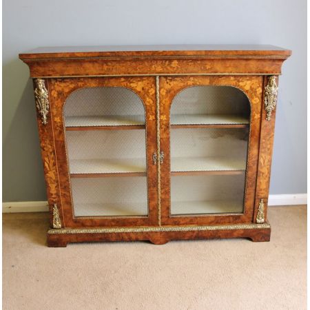 Antiks englische viktorianische Display Cabinet / Vitrine aus massivem Nussbaum