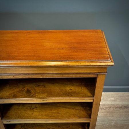 Viktorianisches Open Bookcase / offenes Bücherregal aus massivem Mahagoniholz aus England