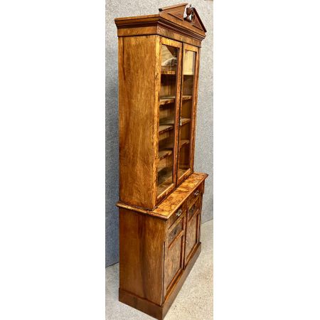 Viktoranisches Nussbaum Massivholz Bücherregal aus England