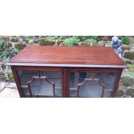 Englisches georgianisches verglastes Bookcase aus massivem Mahagoni