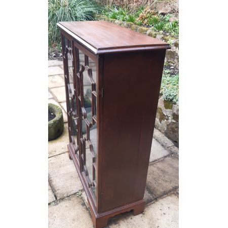 Englisches georgianisches verglastes Bookcase aus massivem Mahagoni