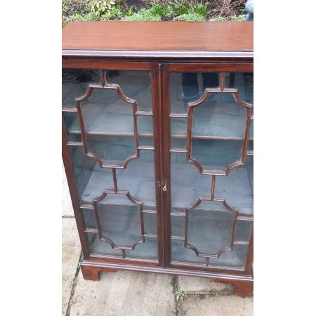 Englisches georgianisches verglastes Bookcase aus massivem Mahagoni