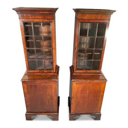 Englisches Paar antike Vitrinen aus Massivholz