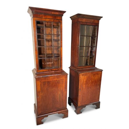 Englisches Paar antike Vitrinen aus Massivholz