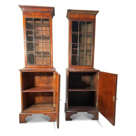 Englisches Paar antike Vitrinen aus Massivholz