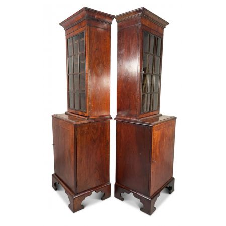 Englisches Paar antike Vitrinen aus Massivholz