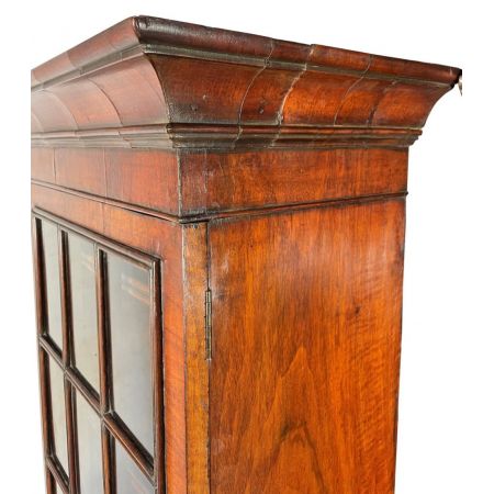 Englisches Paar antike Vitrinen aus Massivholz