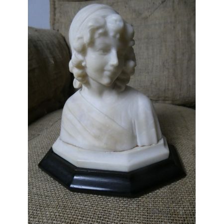 Englische Marmorbüste eines Mädchensaus den 1920er Jahren