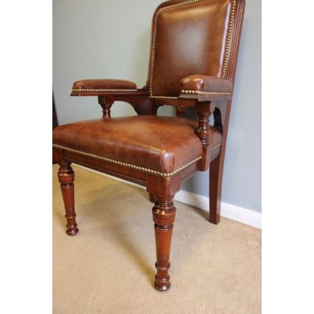 Englischer massiver Mahagoni-Leder-Schreibtischstuhl in antiker Qualität