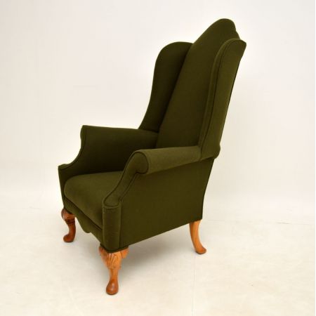 Englischer antiker Ohrensessel im Queen Anne Stil aus massivem Nussbaum