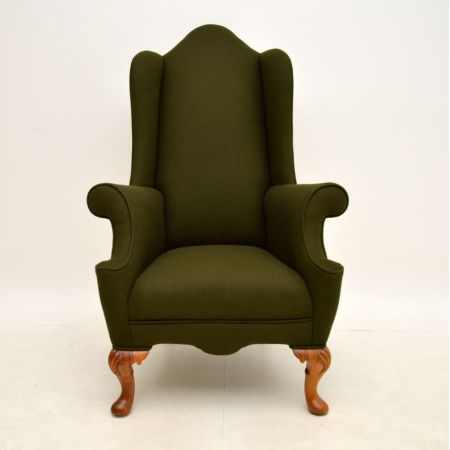 Englischer antiker Ohrensessel im Queen Anne Stil aus massivem Nussbaum