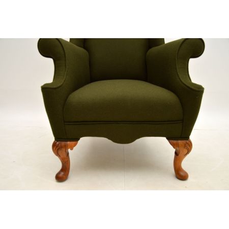 Englischer antiker Ohrensessel im Queen Anne Stil aus massivem Nussbaum