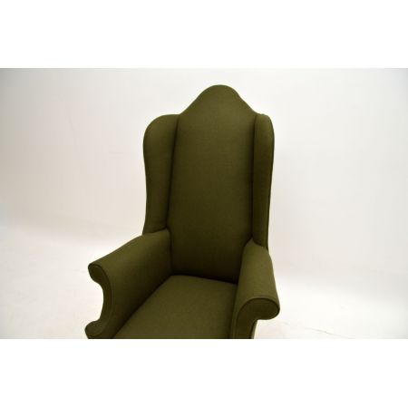 Englischer antiker Ohrensessel im Queen Anne Stil aus massivem Nussbaum