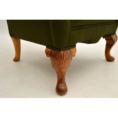 Englischer antiker Ohrensessel im Queen Anne Stil aus massivem Nussbaum