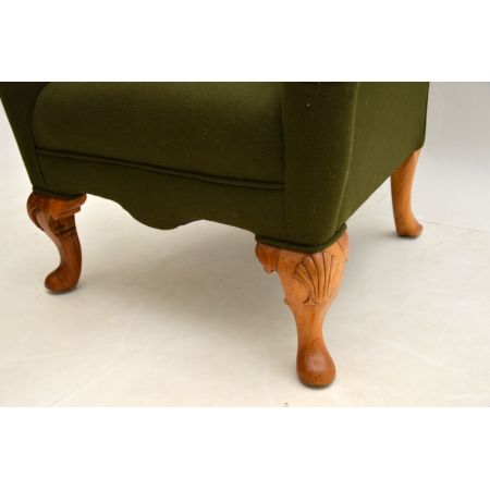 Englischer antiker Ohrensessel im Queen Anne Stil aus massivem Nussbaum