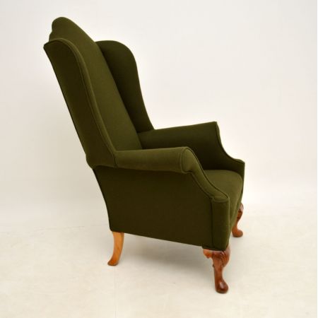 Englischer antiker Ohrensessel im Queen Anne Stil aus massivem Nussbaum