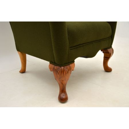 Englischer antiker Ohrensessel im Queen Anne Stil aus massivem Nussbaum