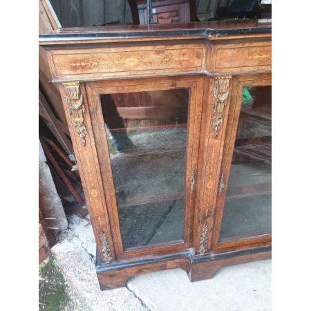 Englischer Viktorianischer Beistellschrank aus massivem Nussbaum mit Intarsien